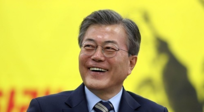 Moon maintains lead in presidential poll as liberals fight for second place