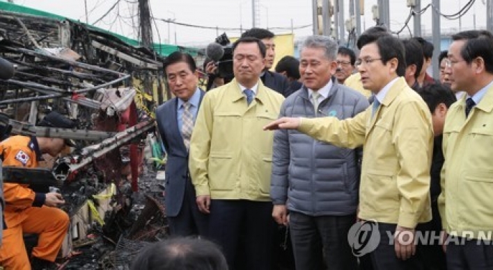 Hwang visits fire-ravaged fish market in Incheon