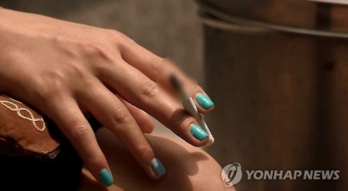 Korean women start smoking at younger age: report