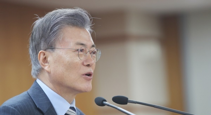 Moon leads presidential poll for 12 weeks despite slip