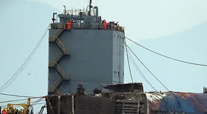 Salvage effort to raise Sewol ferry enters critical phase