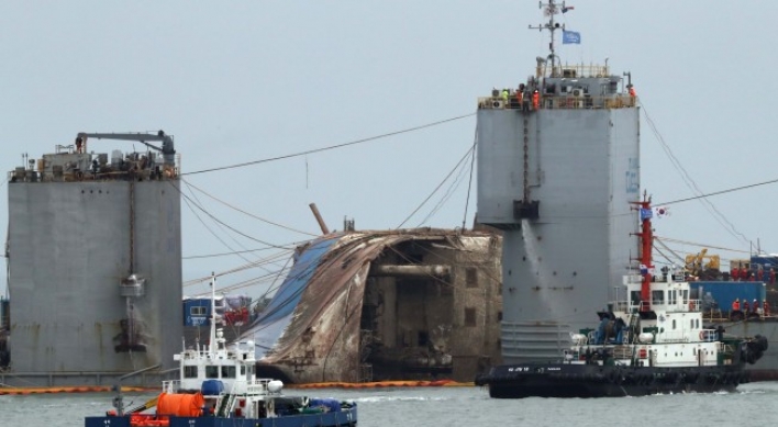 Sewol set to be loaded on transport vessel