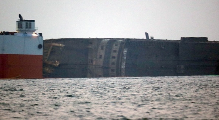 Sunken Sewol ferry fully emerges from water