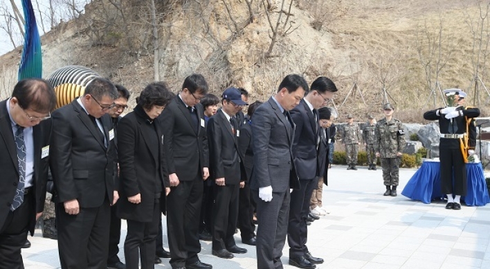 Political parties pay tribute to fallen soldiers on anniv. of warship sinking