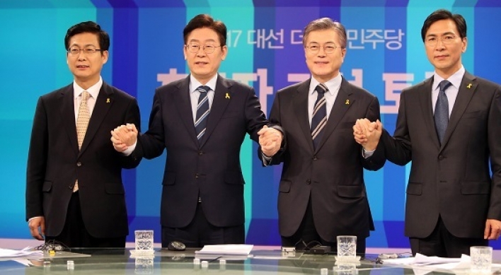 Moon leads presidential poll for 12th week