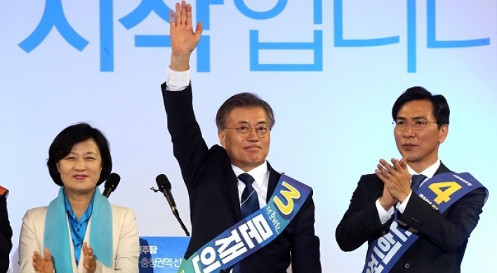 Moon maintains gap but Ahn jumps to second in weekly poll