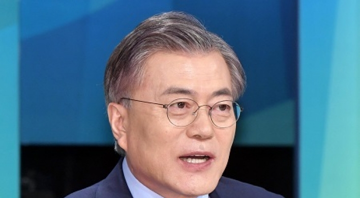 Moon maintains lead, Ahn rises to No. 2 in presidential poll