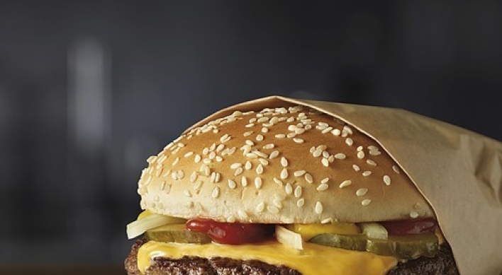 ‘40년만의 대변신’ 맥도날드, 생고기 패티 햄버거 내놓는다