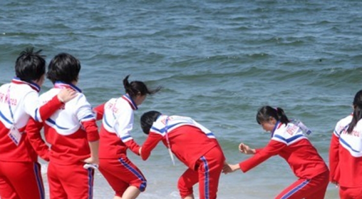 What tensions? N. Korean hockey players enjoy downtime in S.Korean seaside city