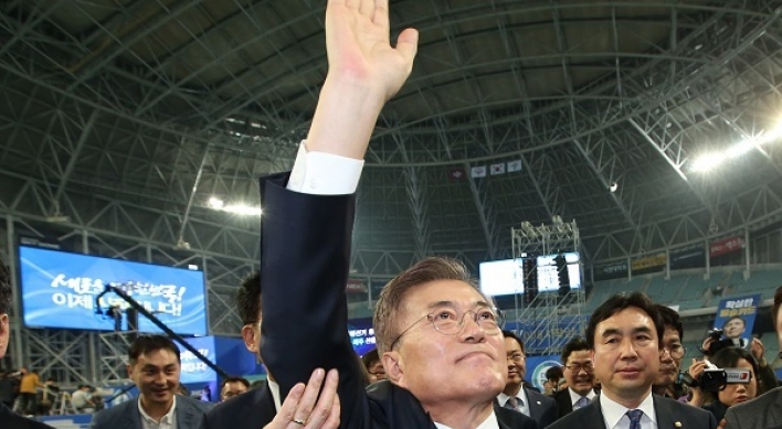 Moon's camp takes issue with unfavorable survey result