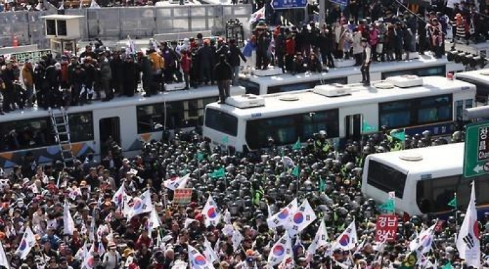 Police raid office of civic group supporting Park over violent rally
