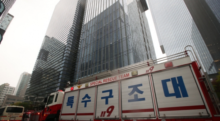 [Photo News] Rescue team evacuates Samsung workers due to false report