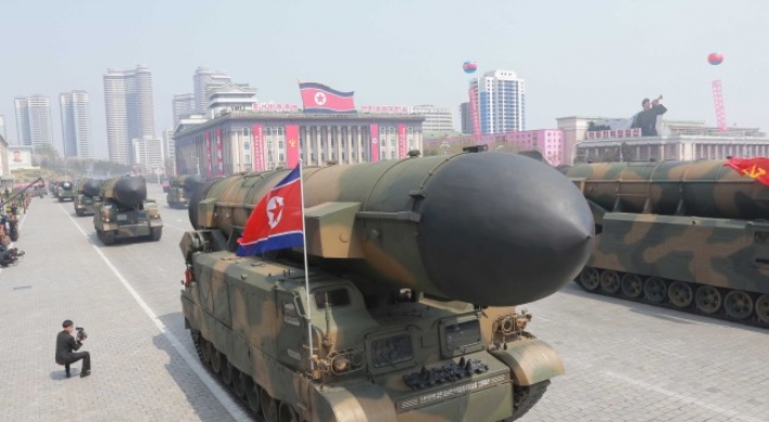 북한 열병식 중 ‘시선강탈’ 스쿼트