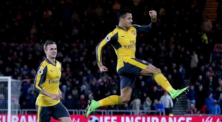 Sanchez, Ozil strike to end Arsenal away woes