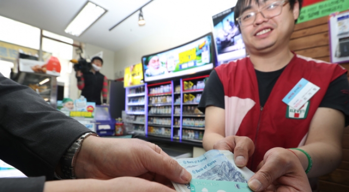 Credit card use surpasses cash at convenience stores