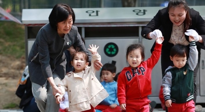 Child-rearing moms prefer financial aid above any other policy: survey