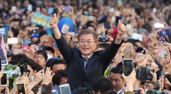 Groups rush to declare support for presidential front-runner Moon