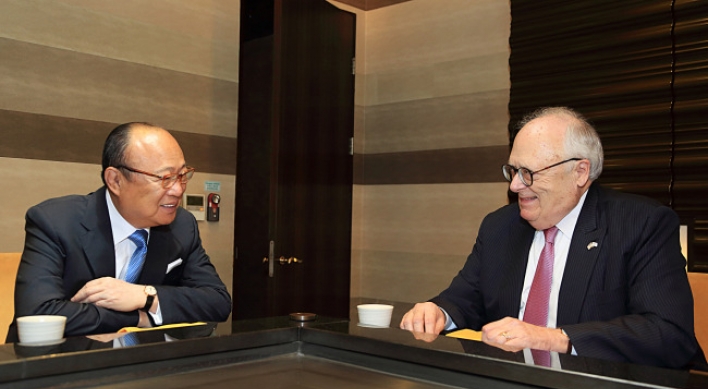 Hanwha chairman talks US relations with Heritage Foundation president