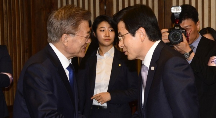 Moon accepts Hwang's resignation