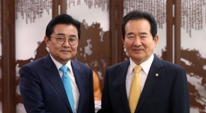 Moon's chief political aide visits parliament to build cooperative ties