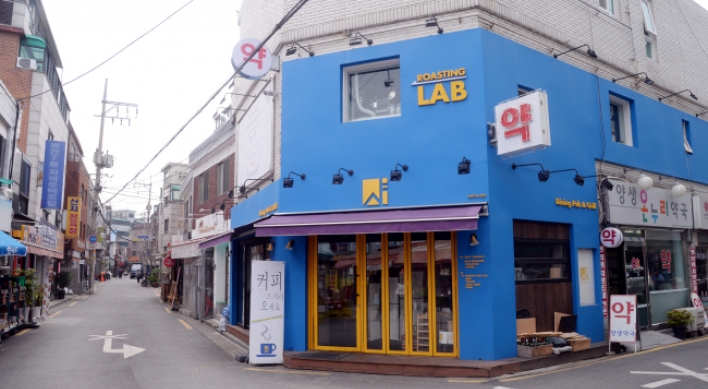 [Seoul Saunter] Sharosugil, where exotic eateries rub shoulders with traditional marketplace