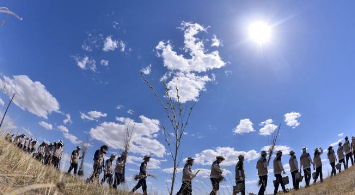 [Photo News] Korean Air officials plant trees to slow down Mongolian desertification