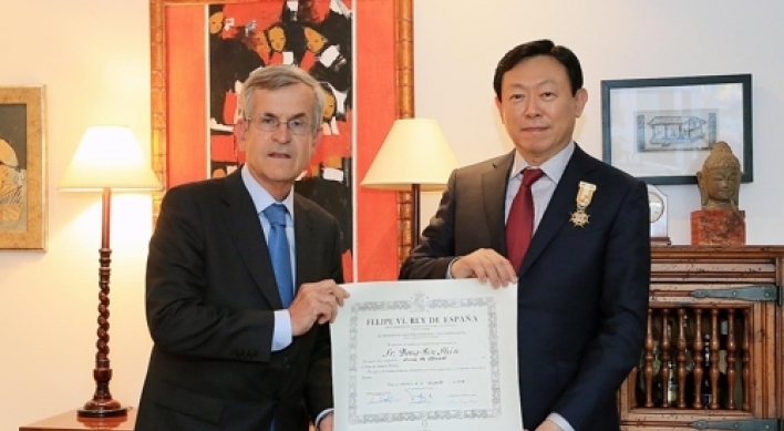 Lotte chief receives Spanish order