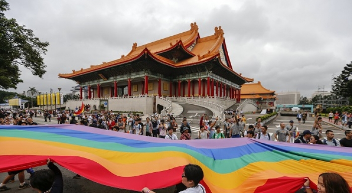 Taiwan to make landmark gay marriage ruling