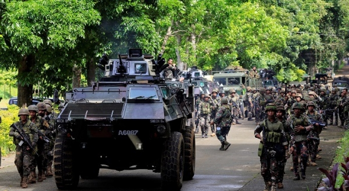 Philippine troops bomb Islamist militants in city