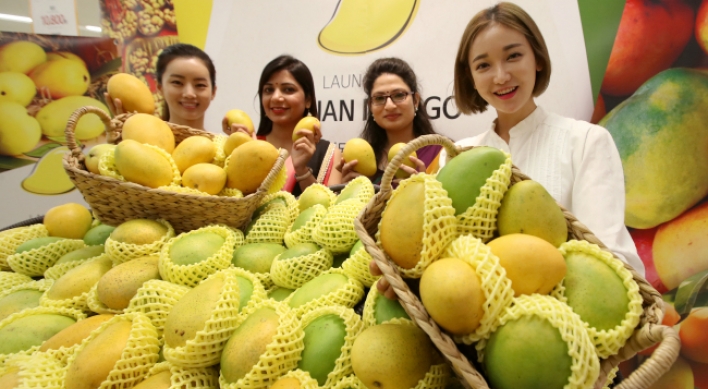 [Photo News] Mangoes from India are sold at E-mart's discount chain stores