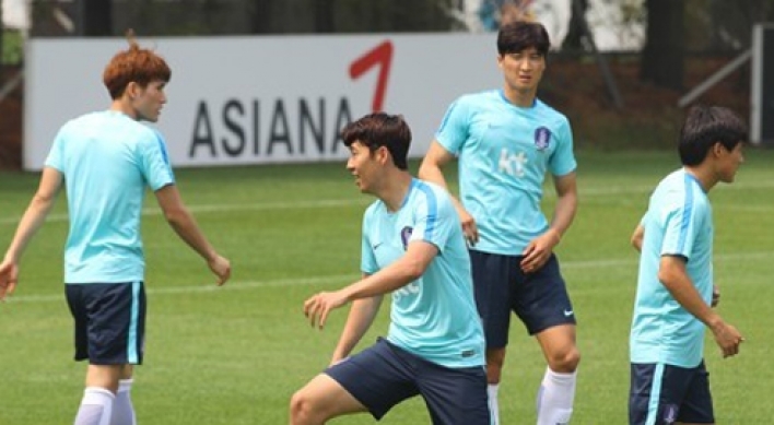 Korean senior nat'l football team members give advice to prospects at U-20 World Cup