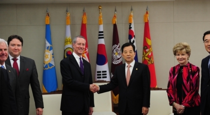 Defense minister discusses N. Korea with US lawmakers