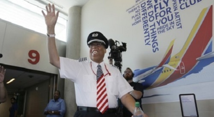 인종장벽 깬 美항공사 첫 흑인 기장의 마지막 비행