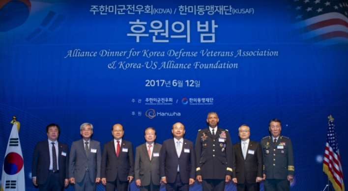 Hanwha donates $1m to veterans’ fraternities