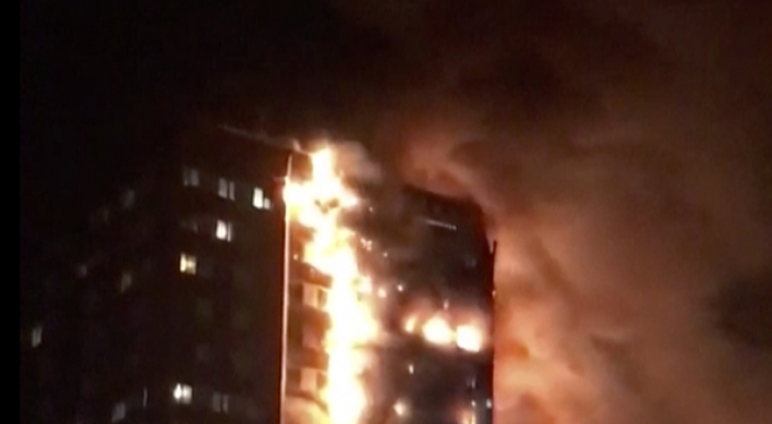 [Live] Firefighters battling massive blaze in London high-rise