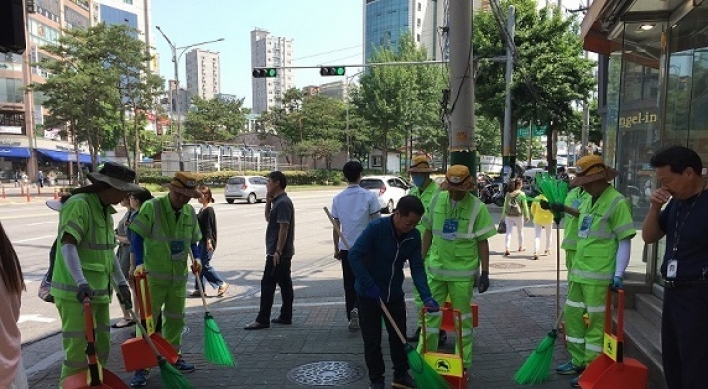 College graduates rush to land Seoul janitor position