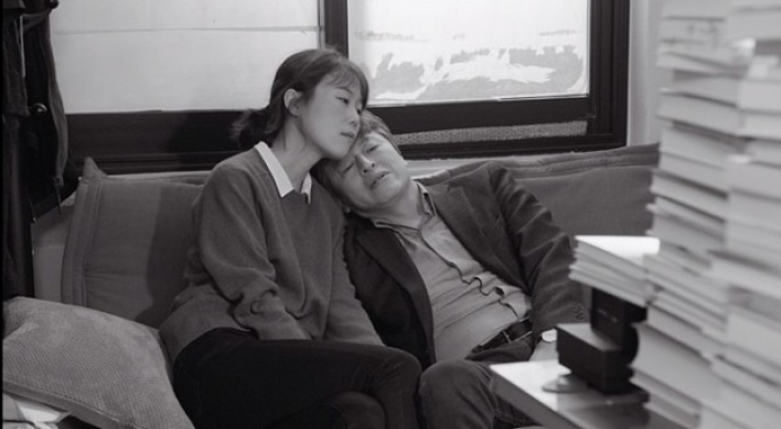 [Herald Review] Hong Sang-soo pokes fun at love affair in ‘Day After’