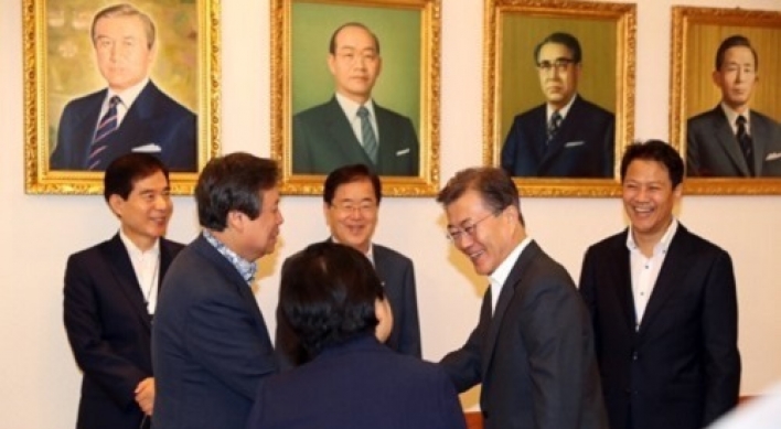 Moon urges opposition parties to approve extra budget