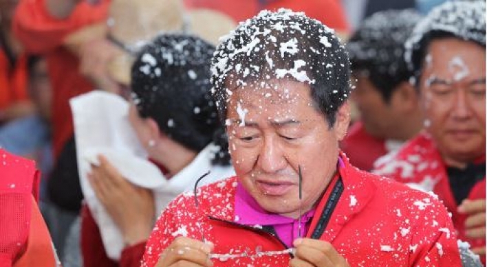 [Photo News] Opposition party chief Hong appears unimpressed with celebration