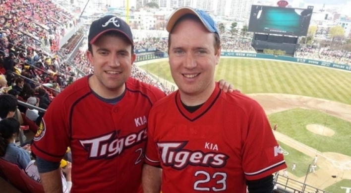 Unlikely friends 'find niche' with website, podcast on Korean baseball
