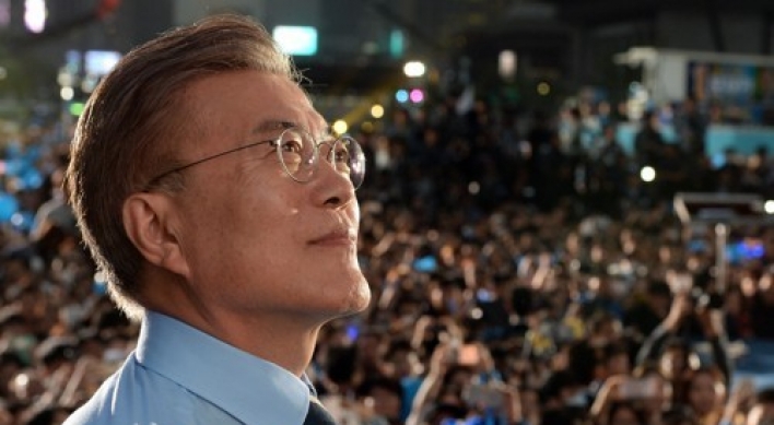 Moon's approval rating slips to 72.5%