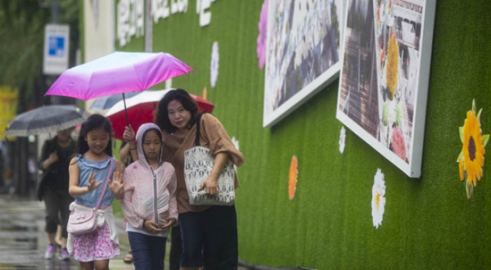 Heavy rain hits Seoul, leads to traffic jams