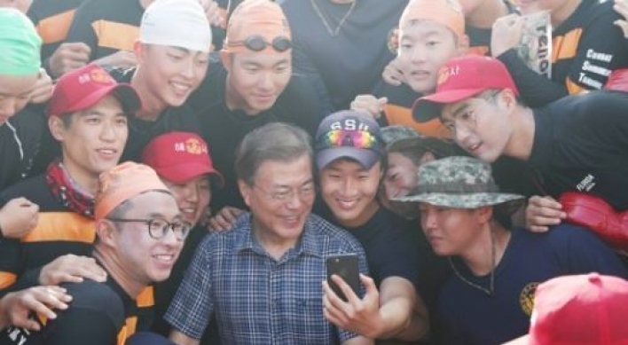 Moon's approval rating rises to 73.9%