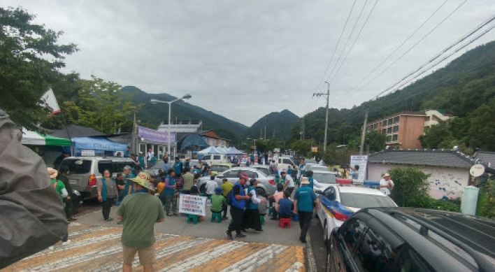 Seongju tense as THAAD equipment on the move