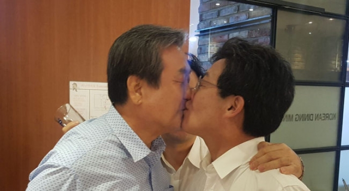 [Photo News] Korean politicians share surprise smooch