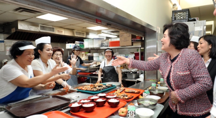 First lady serves homemade dish to Korean-American elders