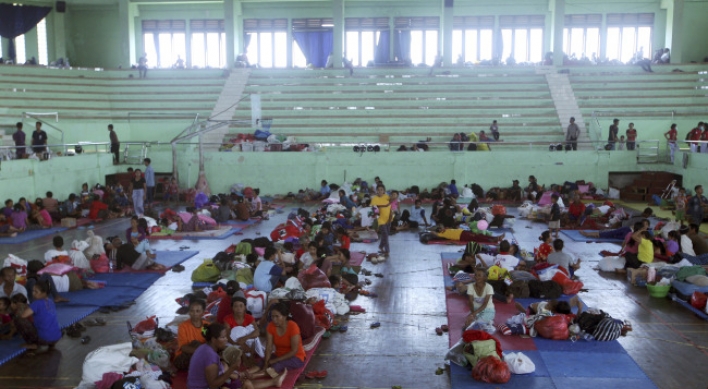 Tens of thousands flee rumbling Bali volcano