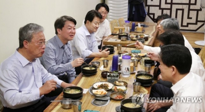 '폭탄주에 생일파티, 선배님 호칭까지'…달라진 안철수