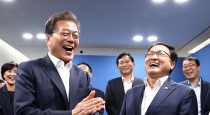 Moon's approval rating increases on woes of former administrations