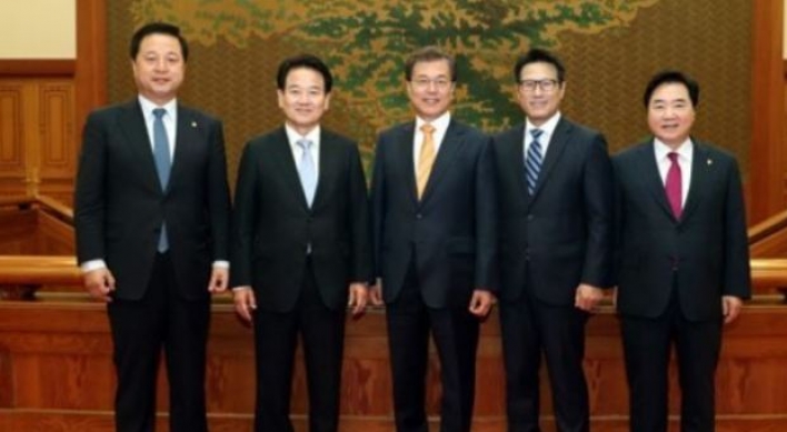 Moon to meet ruling party officials over N. Korea, bipartisan efforts